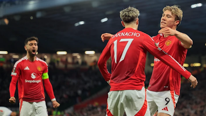 tran-giao-huu-man-utd-cac-ngoi-sao-dong-nam-a-gay-sot-gan-45-000-ve-da-duoc-ban